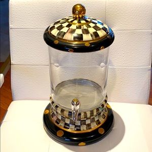 Mackenzie child’s beverage dispenser
